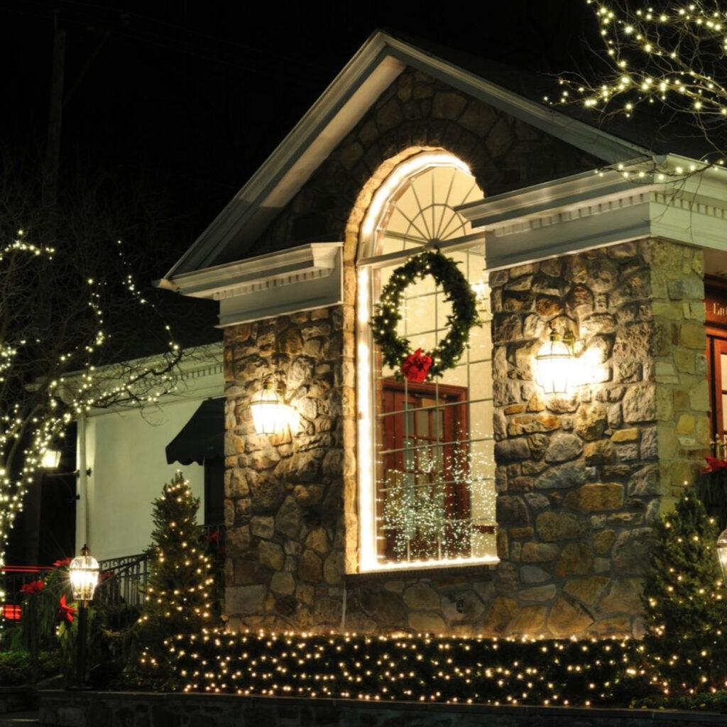 Wreath and Bushes Outdoor Holiday Lighting